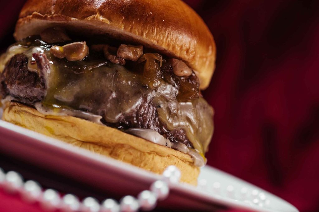 Mayonesa de ajo negro: cómo hacer la salsa gourmet que eleva tu hamburguesa